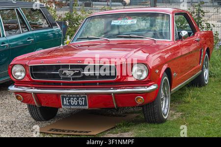 Lelystad, Niederlande, 21. Juni 2026, Ford Mustang 1965 Erste Generation Klassischer amerikanischer Muskelwagen beim Nationalen Oldtimer-Tag Stockfoto