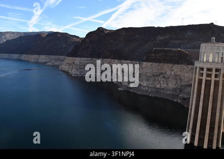 Intaktturm und Reservoirwasser des Hoover Damms aus der Luft gesehen Stockfoto