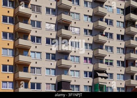 Moderne Wohnhausfassade mit sich wiederholenden Balkonen und Fenstern in einem städtischen Viertel Stockfoto