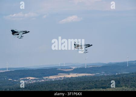 Zwei deutsche Panavia-Tornado-Kampfjets fliegen in Formation am Himmel Stockfoto