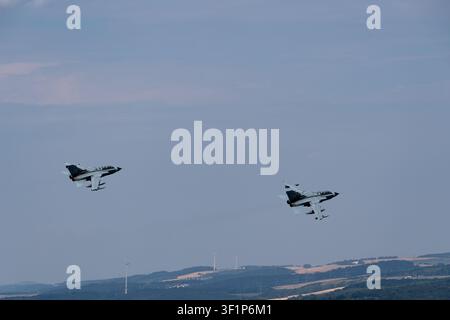 Zwei deutsche Panavia-Tornado-Kampfjets fliegen in Formation am Himmel Stockfoto
