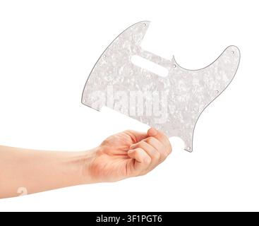 weißer perlmutterner Gitarren-Pickguard in der Hand, Pfad isoliert auf Weiß Stockfoto