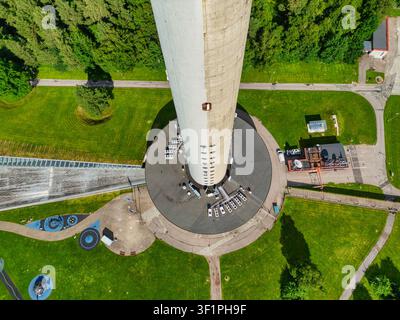 Luftbild aus der Vogelperspektive, das den Tallinner TV-Turm von oben betrachtet Stockfoto