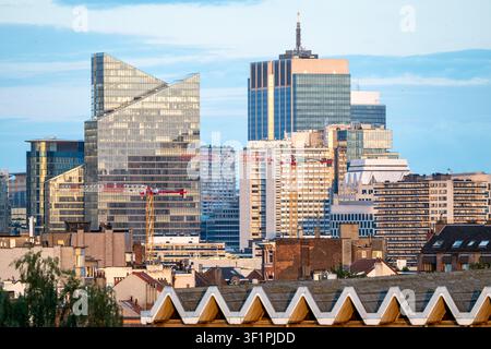 Erhöhter Blick über das Brüsseler Nordviertel, bekannt als Little Manhattan, mit einer dichten Ansammlung moderner Bürotürme, umgeben von Wohnhäusern Stockfoto