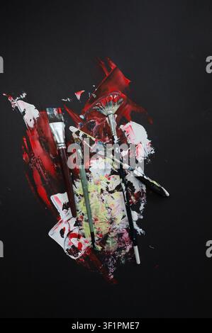 Farbspritzer der Farben. Isoliert auf schwarzem Hintergrund. Emotionen, Entspannung, soziale Themen. Stockfoto