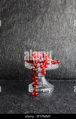 Brombeeren, Himbeeren und andere Beeren in einer schönen Glasschale Stockfoto