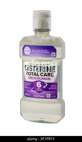 14. Juli 2026, Tiflis, Georgien Eine professionelle Studiofotografie einer 500ml-Flasche Listerine Total Care Mundwasser, isoliert vor einem weißen Hintergrund Stockfoto