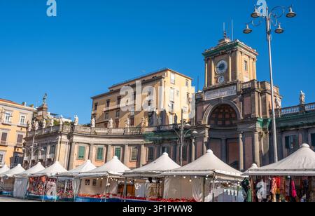 Neapel, Italien. 28. Dezember 2024. Piazza Dante-Platz in Neapel, Italien, zeigt das Gebäude des Convitto Nazionale Vittorio Emanuele II mit vorübergehender Stockfoto