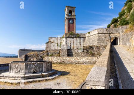 Uhrturm steht majestätisch auf den historischen Mauern der alten venezianischen Festung unter einem klaren Sommerhimmel, antike Architektur Stockfoto