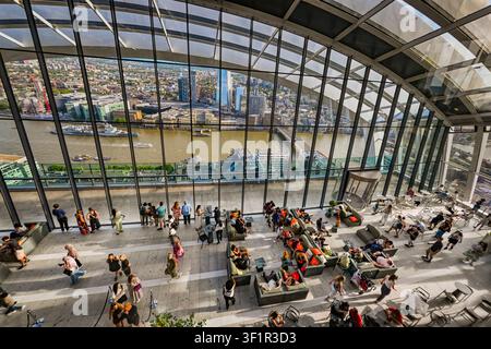 Blick auf die Themse vom Sky Garden im Walkie-Talkie-Gebäude in London (20 Fenchurch Street) Stockfoto