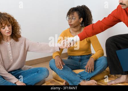 Verschiedene junge Erwachsene, die an einer Gruppentherapie teilnehmen Stockfoto