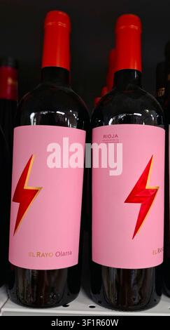DENIA, SPANIEN - 17. Juli 2025. Flaschen mit rotem Wein und einem auffälligen Etikett stehen ordentlich auf einem Regal in einem Carrefour Stockfoto
