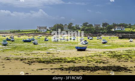 Festgemachte Boote ruhen im Hafen von Argenton in Finistère, Bretagne, Frankreich. Das geschützte Wasser, kleine Fischerboote und die umliegende Küstenlandschaft Stockfoto