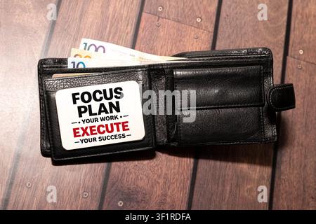 Moderne motivierende Typografie mit dem Satz Konzentriere dich Plane deine Arbeit Setze deinen Erfolg um Stockfoto
