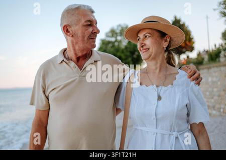 Seniorenpaar von Touristen beim Tanzen Stockfoto