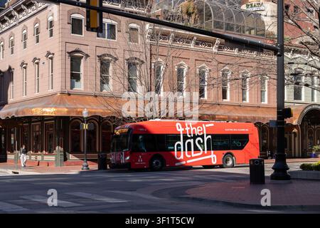 Ein roter Bus an der Ecke Houston Street und 3rd Street im Stadtzentrum von Fort Worth, Texas, USA. Stockfoto