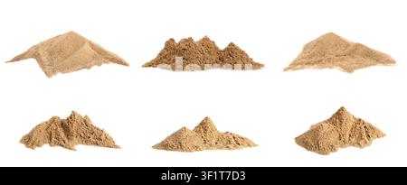Sechs Haufen trockenen Sandes in verschiedenen Formen und Größen, isoliert auf einem sauberen weißen Hintergrund für Bau- und Strandkonzepte Stockfoto