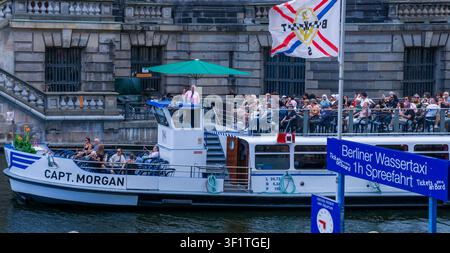 Touristen genießen eine Sightseeing-Kreuzfahrt auf der Spree an Bord des Ausflugsboots „Capt. Morgan“, Berlin, Deutschland. Tourboot, Tourismus. Stockfoto