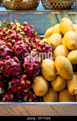Drachenfrüchte und Mangos werden gemeinsam auf dem Markt Phu Quoc präsentiert und zeigen frische tropische Produkte Stockfoto