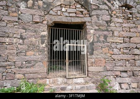 Alter Steinfortress-Eingang mit Eisentor und Mauerwerk Stockfoto
