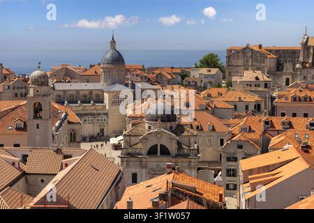 Dubrovnik, Kroatien - 27. Juni 2023: Aus der Vogelperspektive der Altstadt (Stari Grad) von der mittelalterlichen Stadtmauer an der Adria. Kathedrale Von Dubrovnik Stockfoto