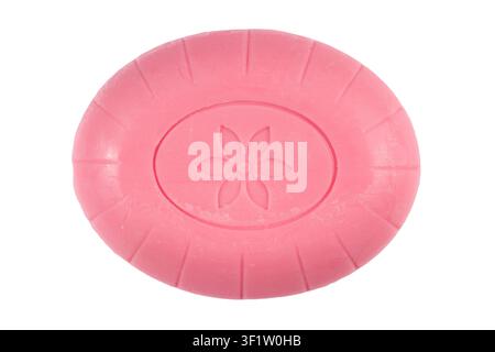 Ein Stück rosa Toilettenseife isoliert auf weißem Hintergrund. Eine ovale rosa Seife in der Nähe. Stockfoto