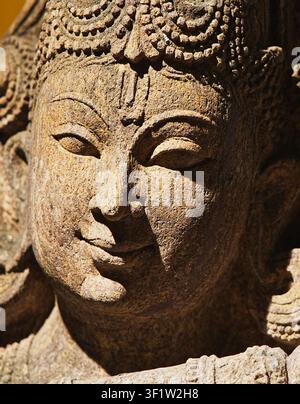 Nahaufnahme der Statue von Krishna, die Flöte spielt. Er Ist Gott Des Schutzes, Des Mitgefühls, Der Zärtlichkeit Und Der Liebe. Krishna Ist Die Große Gottheit Im Hinduismus Stockfoto
