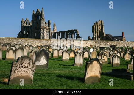 Die Ruinen von Whitby Abbey und der Friedhof der Kirche St. Mary in North Yorkshire Stockfoto