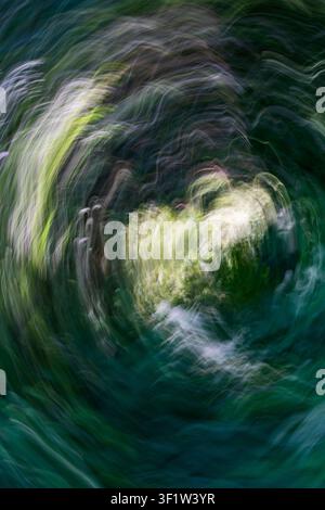 Abstraktes ICM-Texturmuster, das durch absichtliche Kamerabewegung erzeugt wurde, mit wirbelnden Linien in Grün und Weiß, das ein Gefühl von Natur vermittelt Stockfoto