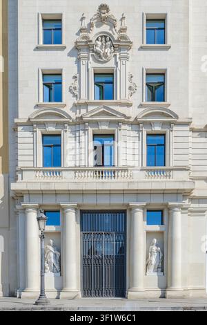 Barcelona – Spanien – 27. Mai 2026: Neoklassizistische Gebäudefassade mit bildhauerischen Details, kunstvollem Relief, korinthischen Säulen, dekorativen Statuen Stockfoto