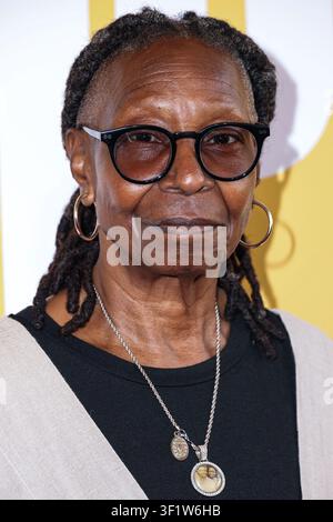 New York City, Vereinigte Staaten. 14. Juli 2026. MANHATTAN, NEW YORK CITY, NEW YORK, USA - 13. JULI: Whoopi Goldberg kommt zur Eröffnungsnacht von 'The Whoopi Monologues' im Mitzi E. Newhouse Theater am Lincoln Center for the Performing Arts am 13. Juli 2026 in Manhattan, New York City, New York, Vereinigte Staaten an. (Credit: Image Press Agency/Alamy Live News) Stockfoto