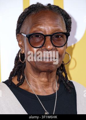 New York City, Vereinigte Staaten. 14. Juli 2026. MANHATTAN, NEW YORK CITY, NEW YORK, USA - 13. JULI: Whoopi Goldberg kommt zur Eröffnungsnacht von 'The Whoopi Monologues' im Mitzi E. Newhouse Theater am Lincoln Center for the Performing Arts am 13. Juli 2026 in Manhattan, New York City, New York, Vereinigte Staaten an. (Credit: Image Press Agency/Alamy Live News) Stockfoto