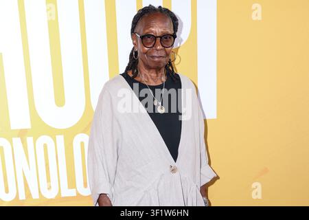 New York City, Vereinigte Staaten. 14. Juli 2026. MANHATTAN, NEW YORK CITY, NEW YORK, USA - 13. JULI: Whoopi Goldberg kommt zur Eröffnungsnacht von 'The Whoopi Monologues' im Mitzi E. Newhouse Theater am Lincoln Center for the Performing Arts am 13. Juli 2026 in Manhattan, New York City, New York, Vereinigte Staaten an. (Credit: Image Press Agency/Alamy Live News) Stockfoto