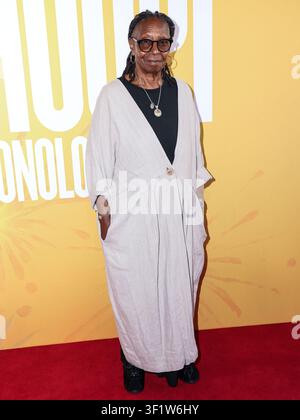 New York City, Vereinigte Staaten. 14. Juli 2026. MANHATTAN, NEW YORK CITY, NEW YORK, USA - 13. JULI: Whoopi Goldberg kommt zur Eröffnungsnacht von 'The Whoopi Monologues' im Mitzi E. Newhouse Theater am Lincoln Center for the Performing Arts am 13. Juli 2026 in Manhattan, New York City, New York, Vereinigte Staaten an. (Credit: Image Press Agency/Alamy Live News) Stockfoto