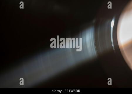 Vintage-Vinylplatte dreht sich, Nahaufnahme. Retro-Vinylplattentextur oder Hintergrund. Im Retro-Stil rotierende Schallplattenspieler. Unscharfer Hintergrund Stockfoto