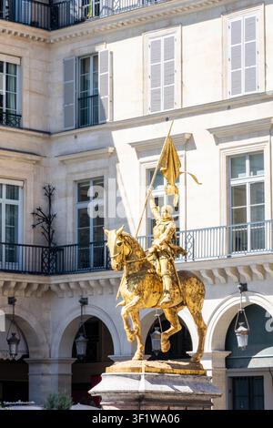 Dreiviertel-Vorderansicht der vergoldeten Reiterstatue der Jeanne d'Arc von Emmanuel Fremiet, errichtet 1874 auf dem Platz der Pyramiden in Paris, Frankreich. Stockfoto