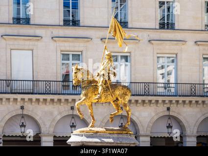 Seitenansicht der vergoldeten Bronzestatue der Johanna von Orleans von Emmanuel Fremiet, errichtet 1874 auf dem Platz der Pyramiden in Paris, Frankreich. Stockfoto