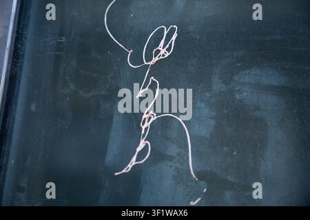 abstrakte Zeichnung auf Tafel mit Kreidepulver, Blick von oben, künstlerischer Ausdruck im Bildungsbereich, weiß und schwarz, saubere Hintergrund Stockfoto