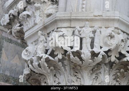 Aufwendige Steinschnitzdetail an einer Kapitallsäule der Fassade des Dogenpalastes (Palazzo Ducale) in Venedig, Italien. Stockfoto