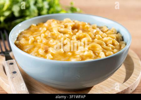 Kremiger Mac und Käse in einer Schüssel auf einem Holztisch Stockfoto
