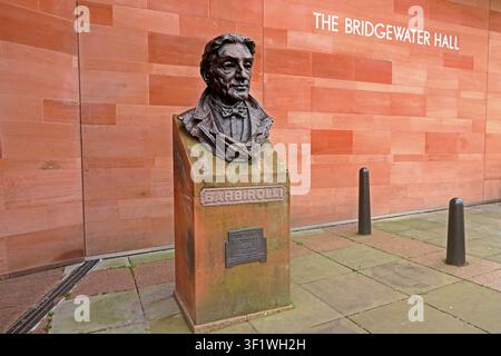Büste von Sir John Barbirolli vor der Bridgewater Hall in Manchester Stockfoto