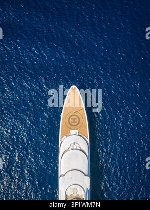 Luftaufnahme von oben über den Bug eines modernen Luxus-Yachts mit Holzdeck aus Teak mit Kopierplatz Stockfoto
