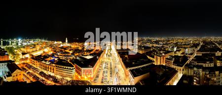Panoramische Luftnachtansicht des Corso Vittorio Emanuele II, der Allee in Bari, Italien. trennt die Altstadt (Bari Vecchia) vom modernen Viertel Stockfoto