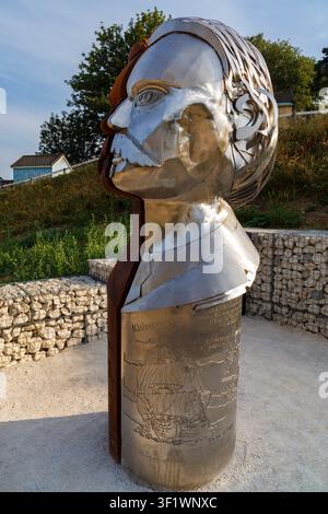 Skulptur des Autors Robert Louis Stevenson, die die dunkle und helle Seite von Dr. Jekyll und Mr. Hyde zeigt, wurde im Juni in Alum Chine, Bournemouth, Dorset, U enthüllt Stockfoto