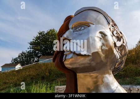 Skulptur des Autors Robert Louis Stevenson, die die dunkle und helle Seite von Dr. Jekyll und Mr. Hyde zeigt, wurde im Juni in Alum Chine, Bournemouth, Dorset, U enthüllt Stockfoto