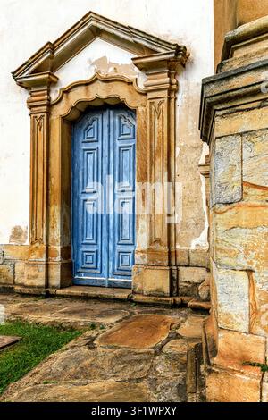 BarockKirchentür mit geschnitztem Steinrahmen in der Altstadt von Ouro Preto. Stockfoto