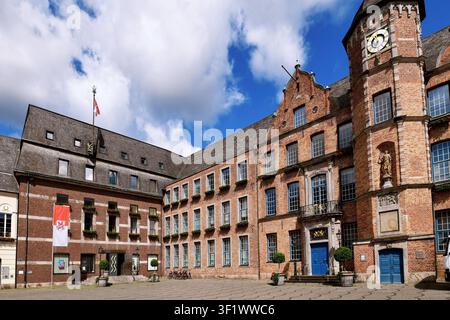 Düsseldorf - 9. Juni 2026: Rathaus am Marktplatz in der historischen Altstadt. Architektonische Wahrzeichen und kommunales Regierungsgebäude Stockfoto