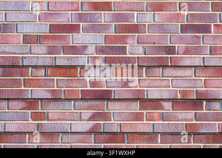 Hintergrundtextur aus rotem und violettem Backstein Stockfoto