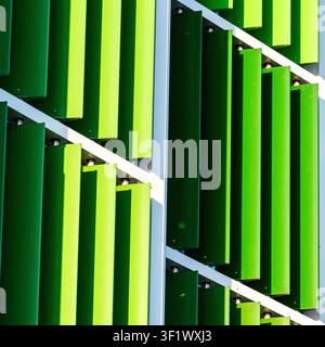 Modernes grünes architektonisches Sonnenlamellen-Fassadenmuster Stockfoto