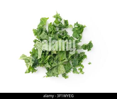 Stücke von Kohlblättern isoliert. Grünes Blatt von krausem Kohl, gekocht für frischen Salat, Kale-Blätter stapeln sich auf weißem Hintergrund, Ansicht von oben Stockfoto